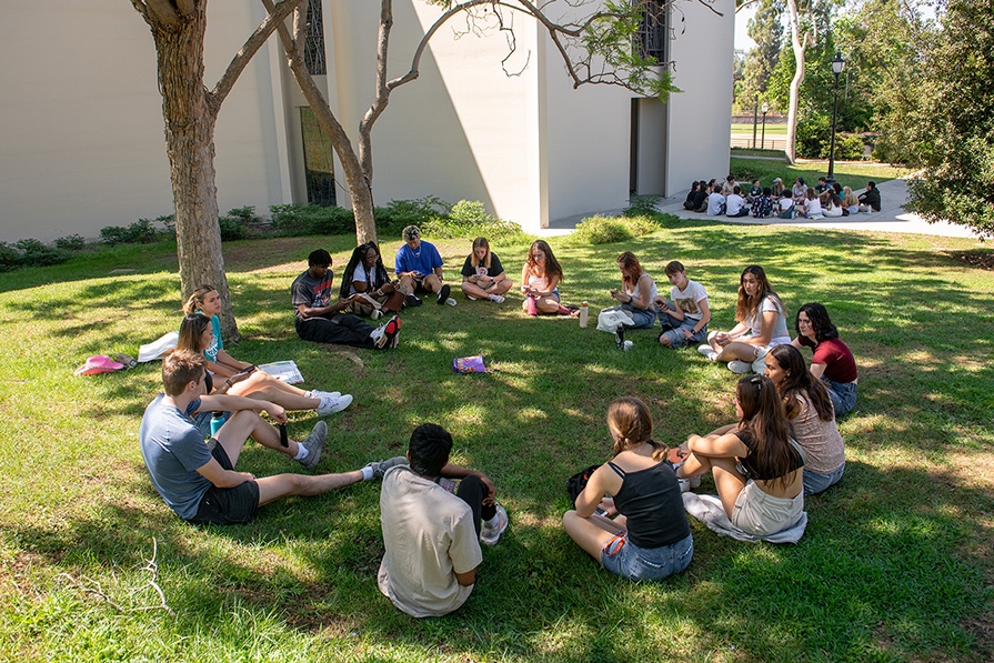 Students sit in circles during orientation at «Ӱҵ