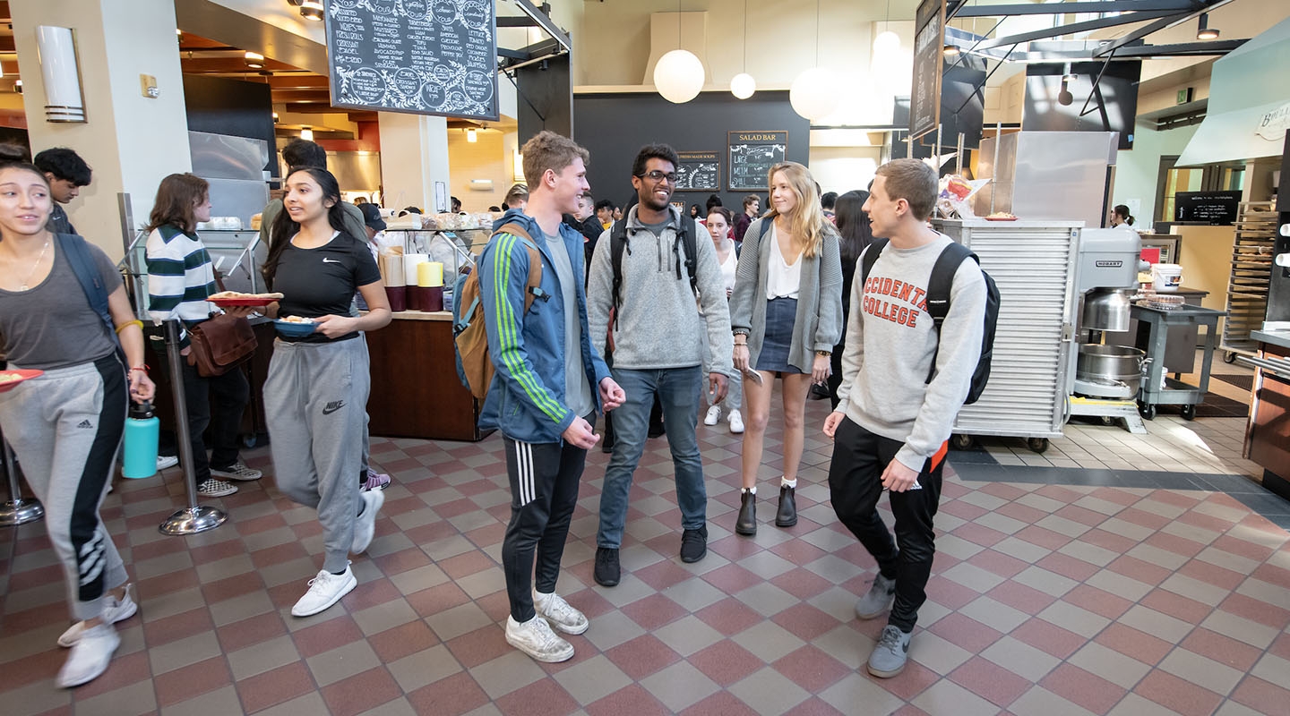 Students in «Ӱҵ's Marketplace dining hall