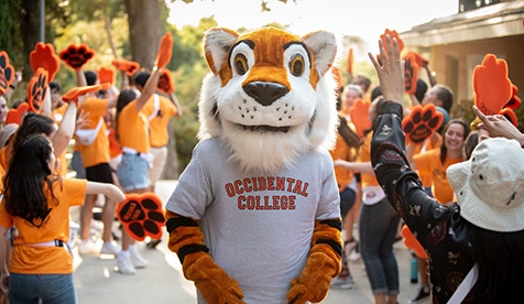 Oswald the Tiger and «Ӱҵ's O-Team welcome new students to campus