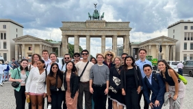 «Ӱҵ students in front of the Brandenberg Gates in Berline.